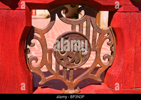 Rotes Tor Detail im Scottys Castle, Death Valley National Park. California Stockfoto