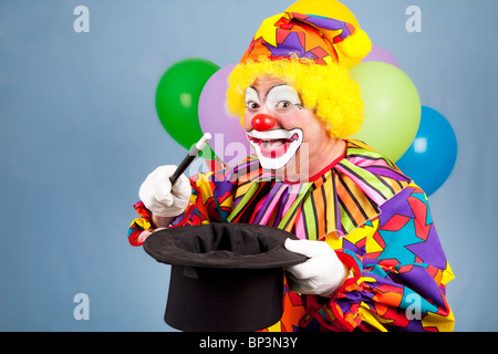 Alles Gute zum Geburtstag Clown Zaubertricks mit einem Zylinder und Zauberstab zu tun. Stockfoto