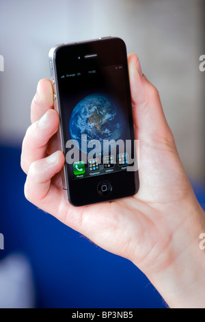 Apple Mac Iphone 4g in die Hand eines Mannes gehalten Stockfoto