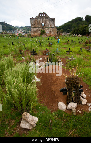 Alte verlassene Kirche und Friedhof in San Juan Chamula, Chiapas, Mexiko Stockfoto