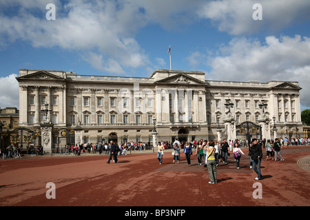 Masse der Touristen vor Buckingham Palace auf Fußgänger Sonntag Stockfoto