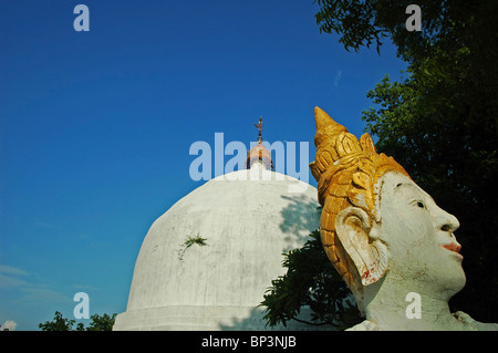 Myanmar, Mandalay, weiße Buddha-Statuen und goldene Haube im Innenhof des Tempels Stockfoto