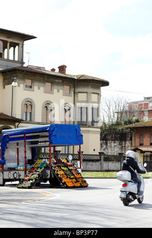 LKW mit Obst in Pisa, Italien Stockfoto