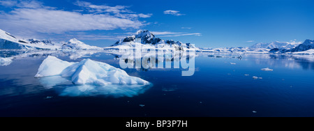 Antarktis, Paradise Bay, vergletscherte Gipfel auf Bryde Insel spiegelt sich in stehenden Gewässern entlang antarktische Halbinsel Stockfoto