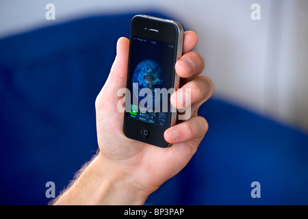 Apple Mac Iphone 4g in die Hand eines Mannes gehalten Stockfoto