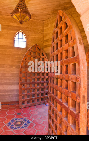 Holztüren und Fliesenboden im Scottys Castle, Death Valley National Park. California Stockfoto