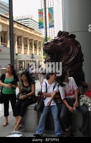 Am Sonntag Filipino Dienstmädchen versammeln sich in Central in Hong Kong, hier sind sie vor dem Hauptsitz von HSBC. Stockfoto