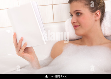 Junge Frau Lesebuch in der Badewanne Stockfoto