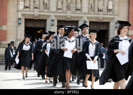 Absolventinnen und Absolventen verlassen die große Halle nach einer Abschluss-Zeremonie an der University of Birmingham UK Stockfoto