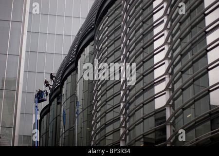 Cherrypicker und angeseilt Zugang Techniker am Walbrook hochwertige Bürogebäude, Büros von Vanguard Asset Management und Worldpay Stockfoto