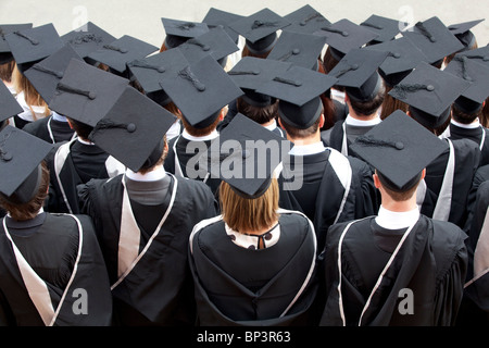 Absolventinnen und Absolventen warten, um nach einer Abschluss-Zeremonie an der Universität Birmingham in Großbritannien fotografiert werden Stockfoto