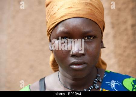 GUIDAN IDER Dorf in der Nähe von KONNI, NIGER, Basira Gada, 17, wiegen ihre 3 Monate alten Tochter Bourja, die nur 2,5 Kilo wiegt. Stockfoto