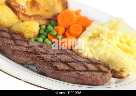 Ein traditionellen Pub-Grub-Stil britischen Mahlzeit Rumpsteak, gemischte Gemüse, Kartoffelpüree und Bratkartoffeln und Stockfoto