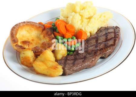 Ein traditionellen Pub-Grub-Stil britischen Mahlzeit Rumpsteak, gemischte Gemüse, Kartoffelpüree und gerösteten Kartoffeln und Yorkshire Pud, über weiß Stockfoto