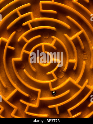 Nahaufnahme des Zentrums eine kreisförmige Labyrinth mit einer silbernen Kugel. (Das ursprüngliche Objekt ist nur 80mm im Durchmesser). Stockfoto