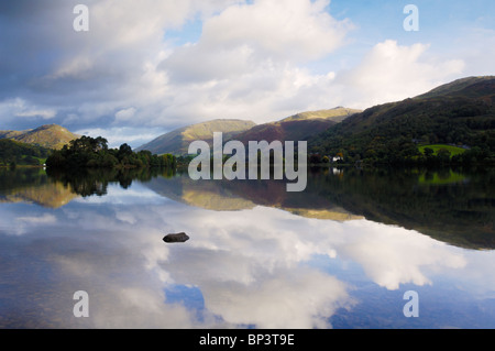 Am frühen Morgen Herbst Sonne beleuchtet die Berge in Grasmere in The Lake District National Park Cumbria England. Stockfoto