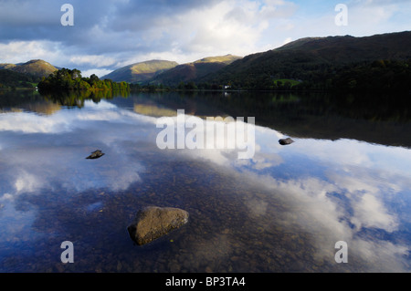 Am frühen Morgen Herbst Sonne beleuchtet die Berge in Grasmere in The Lake District National Park Cumbria England. Stockfoto