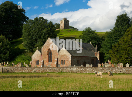 St. Oswald Kirche- und freistehende Glockenturm auf Hügel - Kirkoswald, Eden Valley, Cumbria, England UK Stockfoto