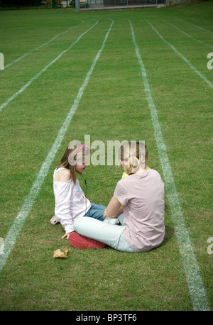 Spielfelder, Geschwister, Brüder und Schwestern, weiße Linien, besten Freund beste Freunde, weiße Ethnizität | in der Nähe | vereinen | Nähe | Einheit Stockfoto