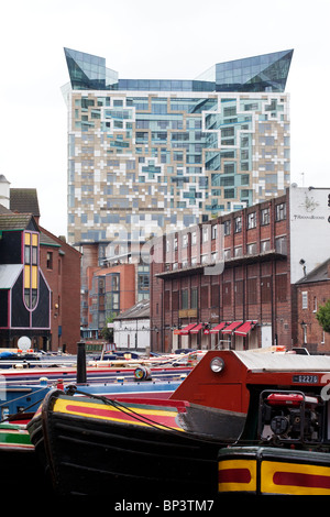 Das Cube-Gebäude erhebt sich über Gas-Straße-Kanal-Becken in Birmingham, UK Stockfoto