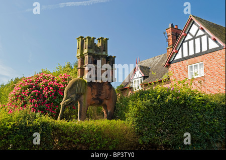 Elefant und schloß Steinmetze schnitzen, Garten der Wäsche Cottage, Peckforton, Cheshire, England, Vereinigtes Königreich Stockfoto