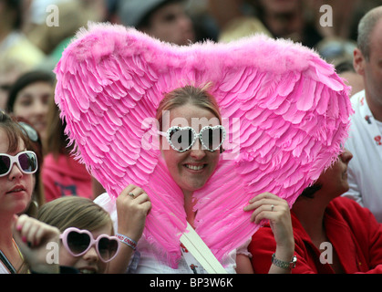Ein Mädchen mit Feenflügel um ihr Gesicht in der Menge beim V Festival Stockfoto