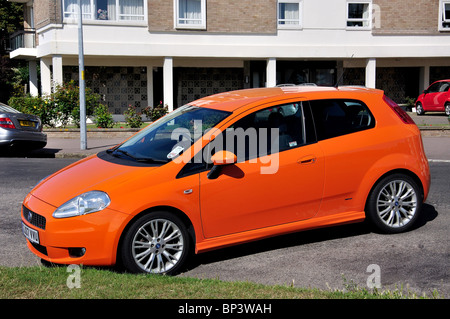 Orange Fiat Punto geparkt auf der Esplanade, Frinton-on-Sea, Essex, England, Vereinigtes Königreich Stockfoto