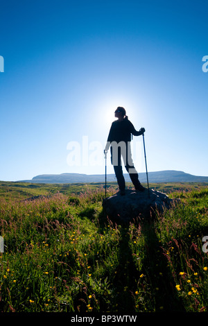 Wanderer auf der Insel Runde in der herøy Kommune auf der atlantischen Westküste, Østfold fylke, Westküste von Norwegen. Stockfoto