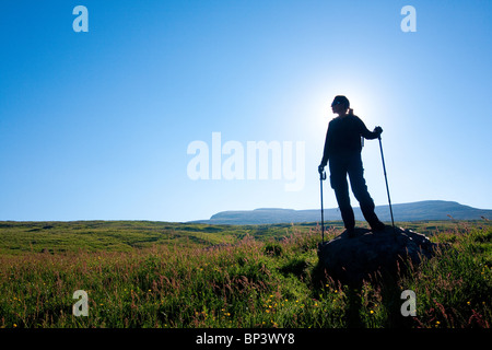 Wanderer auf der Insel Runde in der herøy Kommune auf der atlantischen Westküste, Østfold fylke, Westküste von Norwegen. Stockfoto