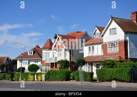 Häuser in Street, The Esplanade, Frinton-on-Sea, Essex, England, Vereinigtes Königreich Stockfoto