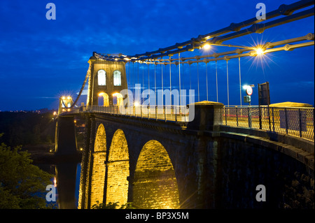 Die Menai Hängebrücke in der Nacht, Gwynedd, Anglesey, North Wales, UK Stockfoto