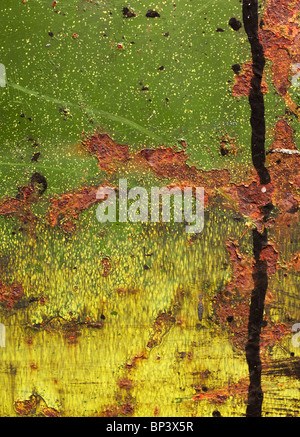 Rostiges Metall mit Streifen von schwarzer Farbe gefärbt. Closeup. Stockfoto