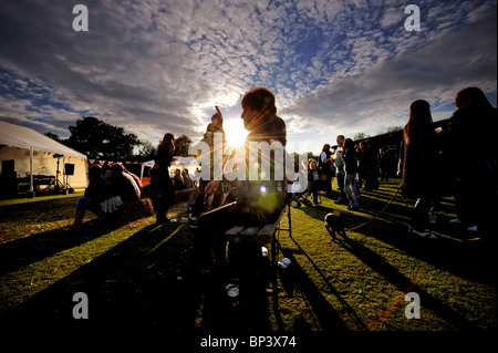 Ein Festival Goer Silhouette gegen die Sonne an einem Sommer-Musik-Festival Mitte Sommer Magie in East Sussex. Stockfoto