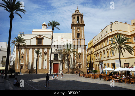 Santiago-Kirche und Bürgersteig Café in der Cathedral Square, Cadiz, Provinz Cadiz, Andalusien, Spanien, Westeuropa. Stockfoto