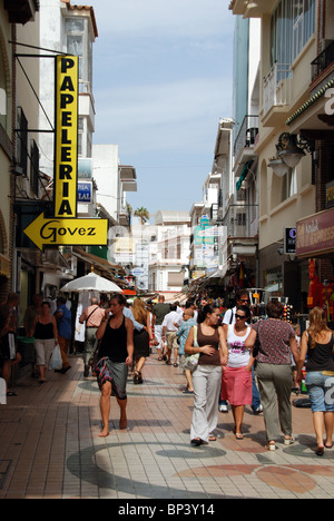 Touristischen Geschäfte entlang der Calle San Miguel, Torremolinos, Costa del Sol, Provinz Malaga, Andalusien, Spanien, Westeuropa. Stockfoto