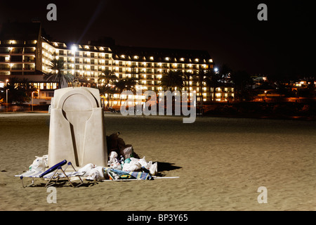 Überquellenden Müll-Container am Strand in Spanien mit großen Hotel im Hintergrund Stockfoto