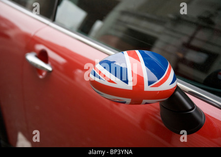 Nahaufnahme von einem Auto Seitenspiegel mit britischer Flagge Applikation Stockfoto