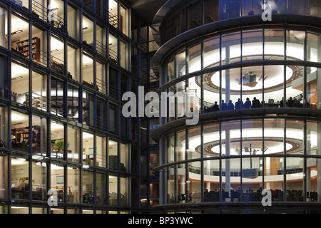 Beleuchtete Konferenzräume und Büros in Paul Lobe Haus, Berlin, Germany Stockfoto