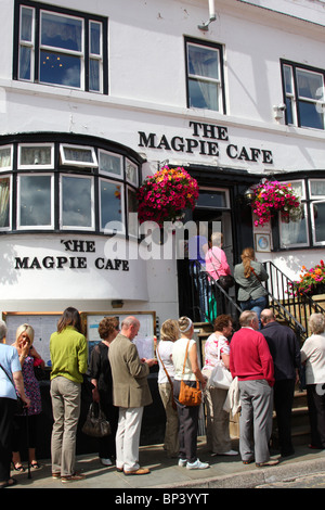 Warteschlangen an der Elster-Cafe in Whitby. Stockfoto