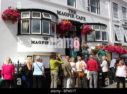 Warteschlangen an der Elster-Cafe in Whitby. Stockfoto