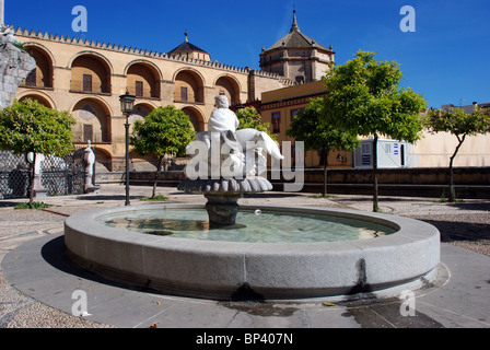 Garten direkt neben der Puerta del Puente, Cordoba, Provinz Córdoba, Andalusien, Südspanien, Westeuropa. Stockfoto