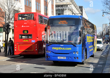 Öffentliche Verkehrsmittel Vorderansicht Fernbus Megabus Ankunft in London vorbei Rückansicht der lokalen roten Doppeldecker Route 15 Oxford Street UK Stockfoto