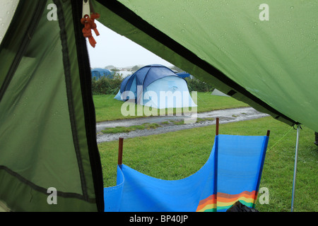 Blick vom Zelt am verregneten Campingplatz, England, UK Stockfoto