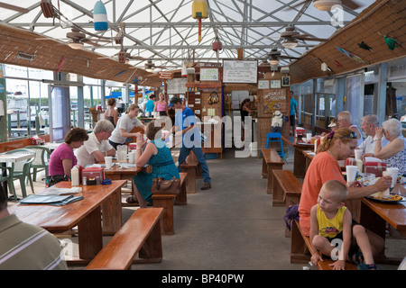 Daytona Beach Shores, FL - öffnen Mai 2010 - Luft Fischrestaurant mit Picknicktischen Stil in Daytona Beach Shores, Florida Stockfoto