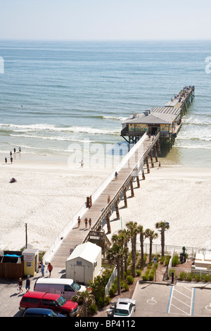 Daytona Beach Shores, FL - Mai 2010 - Crabby Joe Deck Grill auf dem Sunglow Fishing Pier in Daytona Beach Shores, Florida Stockfoto