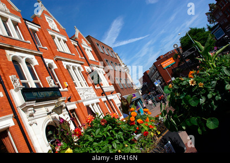 Stockport, floral, Cheshire, England, UK anzeigen in großen Underbank vor Chestergate pub Stockfoto