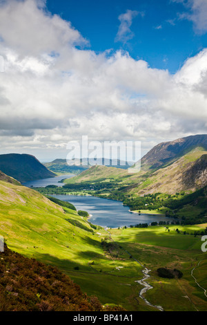 Blick über Buttermere & Crummock Wasser aus dem Heuhaufen Pfad, Nationalpark Lake District, Cumbria, England, UK Stockfoto