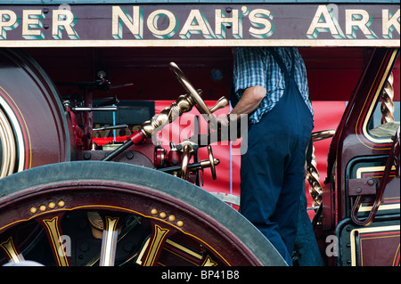 Zwei Männer Antriebsmotor ein Showmans Traktion bei einer Dampf-Messe in England Stockfoto