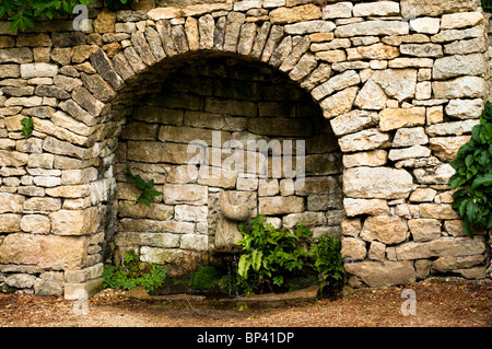 Brunnen in Painswick Rokoko-Garten in den Cotswolds Stockfoto