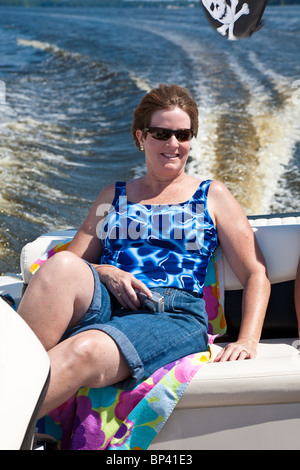 Lake George, FL - Mai 2010 - Freunde Reiten in Geschwindigkeit Boot am Lake George in Zentral-Florida Stockfoto